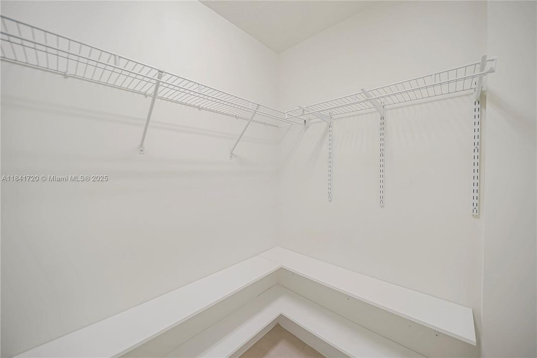 For Sale: $319,000 (1 beds, 1 baths, 738 Square Feet)