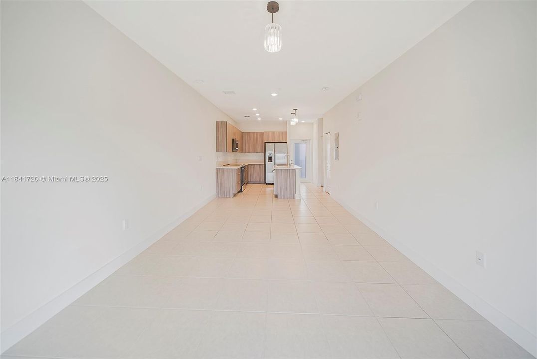 For Sale: $319,000 (1 beds, 1 baths, 738 Square Feet)