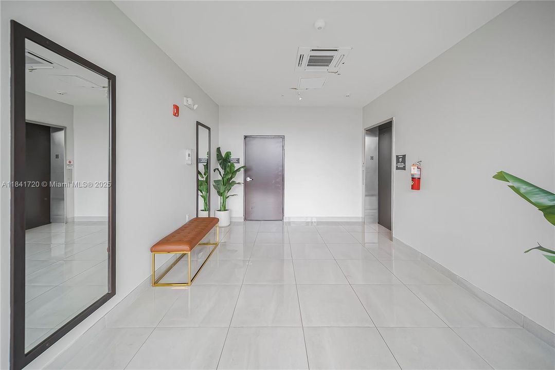 For Sale: $319,000 (1 beds, 1 baths, 738 Square Feet)