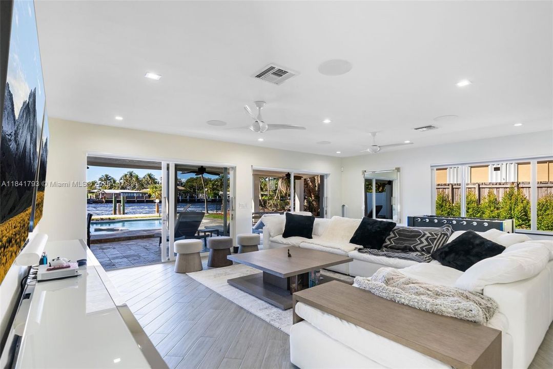 出租: $8,500 (3 贝兹, 2 浴室, 1951 平方英尺)