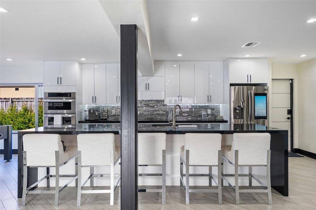 出租: $8,500 (3 贝兹, 2 浴室, 1951 平方英尺)