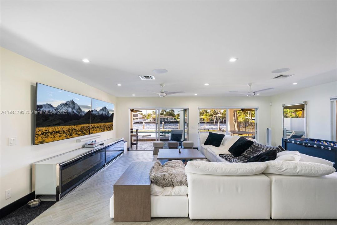 出租: $8,500 (3 贝兹, 2 浴室, 1951 平方英尺)