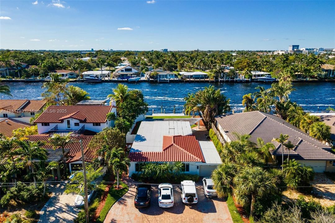 出租: $8,500 (3 贝兹, 2 浴室, 1951 平方英尺)