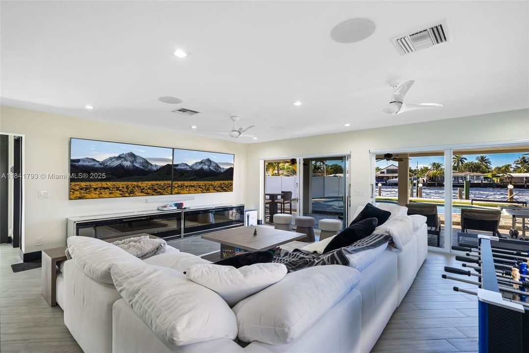 出租: $8,500 (3 贝兹, 2 浴室, 1951 平方英尺)