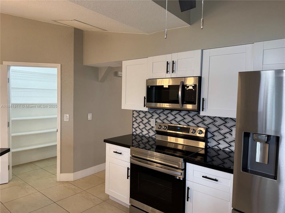 出租: $2,300 (3 贝兹, 2 浴室, 0 平方英尺)