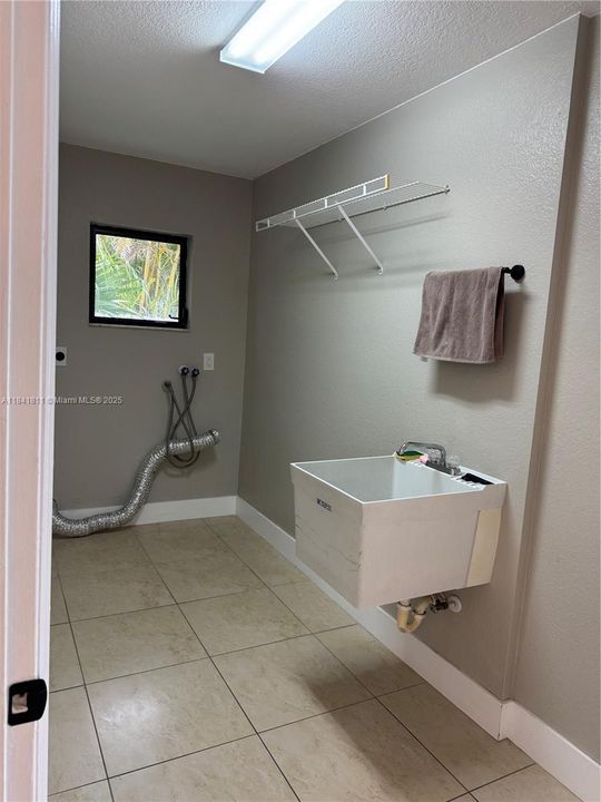 出租: $2,300 (3 贝兹, 2 浴室, 0 平方英尺)