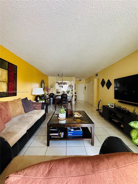 Activo con contrato: $215,000 (2 camas, 2 baños, 1096 Pies cuadrados)