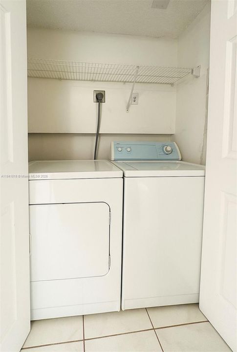 Activo con contrato: $215,000 (2 camas, 2 baños, 1096 Pies cuadrados)