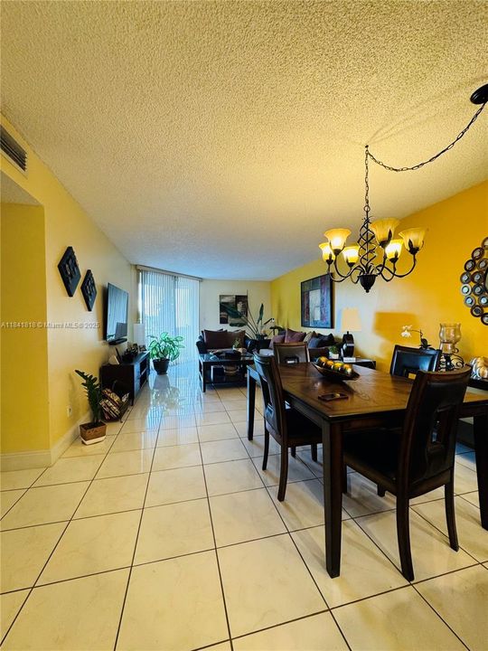 Activo con contrato: $215,000 (2 camas, 2 baños, 1096 Pies cuadrados)