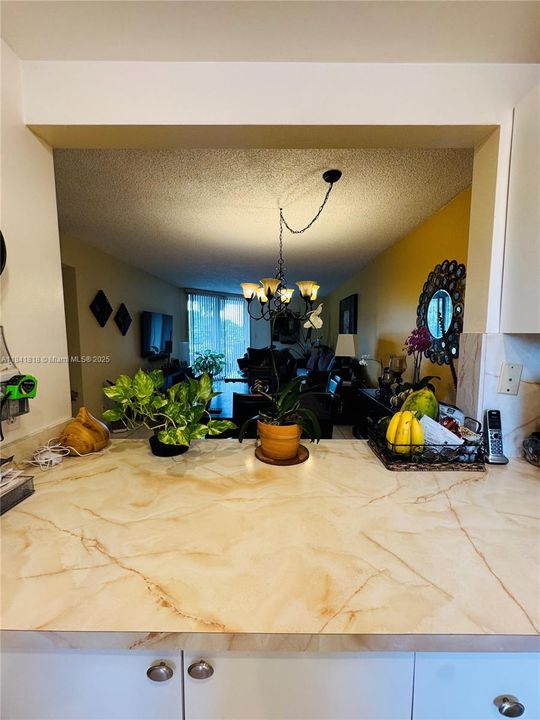 Activo con contrato: $215,000 (2 camas, 2 baños, 1096 Pies cuadrados)