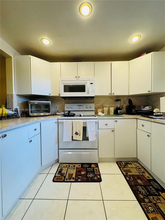 Activo con contrato: $215,000 (2 camas, 2 baños, 1096 Pies cuadrados)