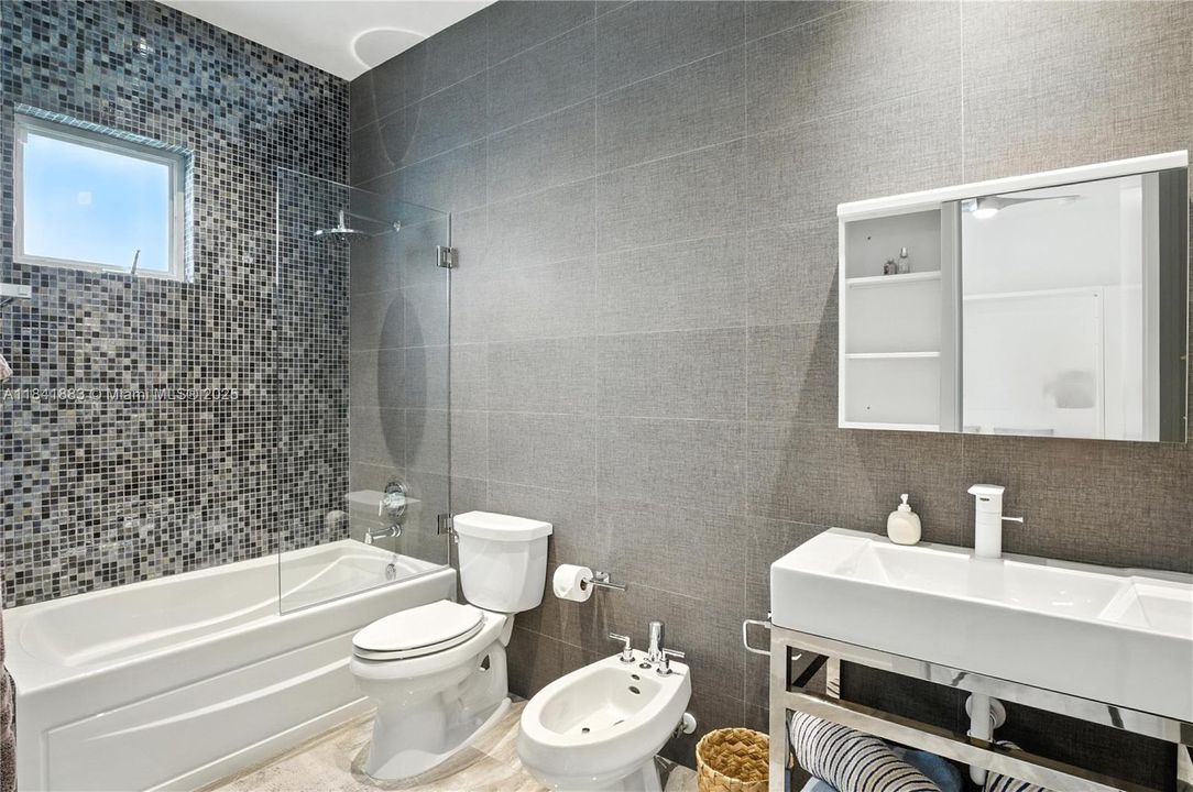 Active With Contract: $3,795,000 (4 beds, 3 baths, 3751 Square Feet)