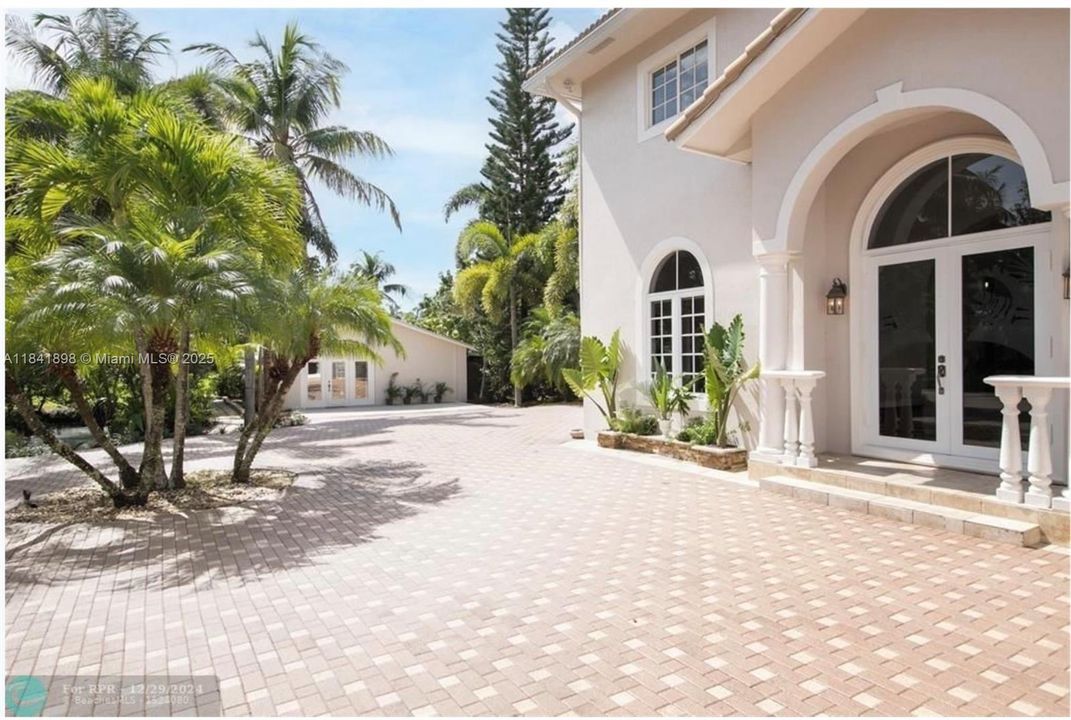 Active With Contract: $2,199,900 (4 beds, 4 baths, 4212 Square Feet)