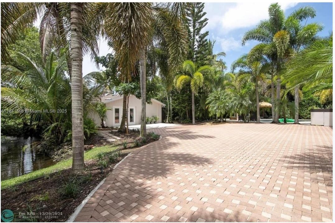 Active With Contract: $2,199,900 (4 beds, 4 baths, 4212 Square Feet)