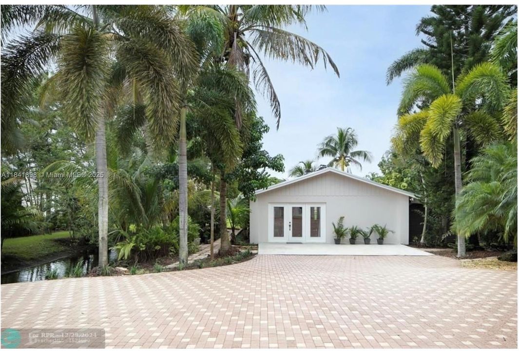 Active With Contract: $2,199,900 (4 beds, 4 baths, 4212 Square Feet)