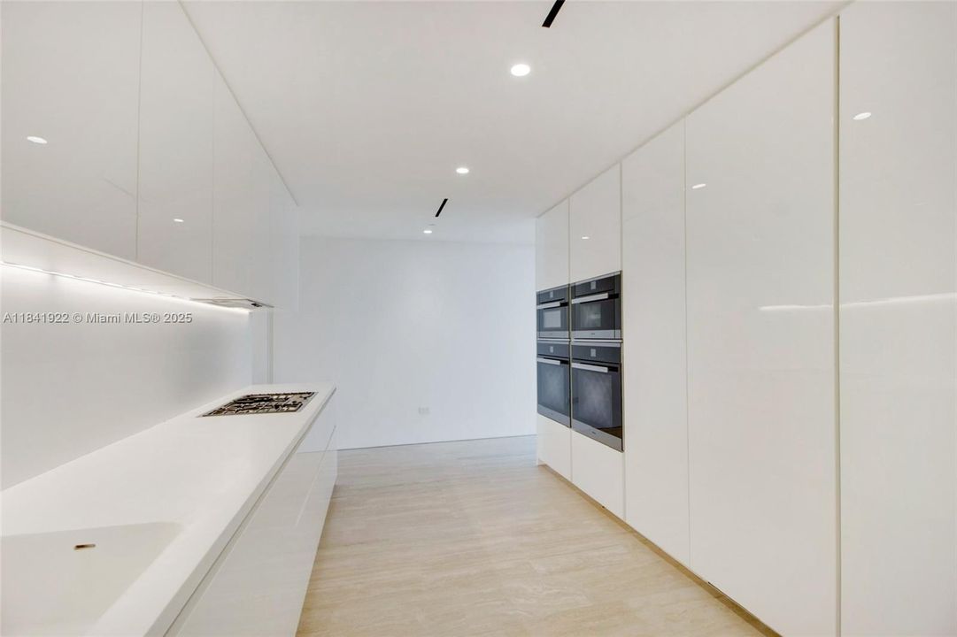 Vendido Recientemente: $38,200,000 (5 camas, 8 baños, 5675 Pies cuadrados)