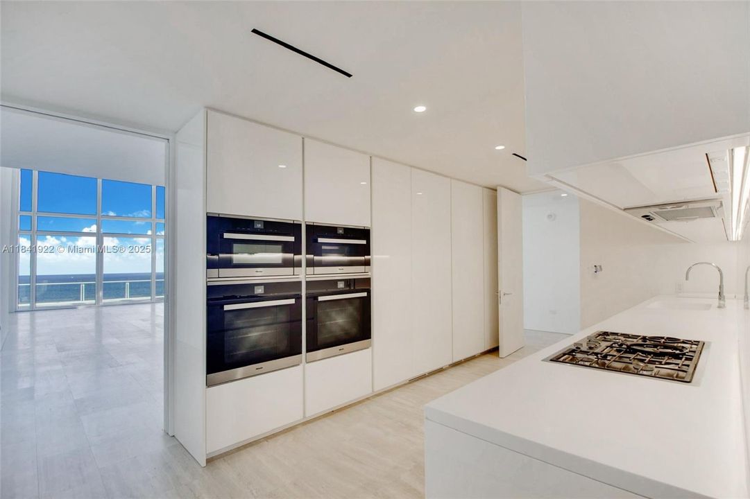 Vendido Recientemente: $38,200,000 (5 camas, 8 baños, 5675 Pies cuadrados)