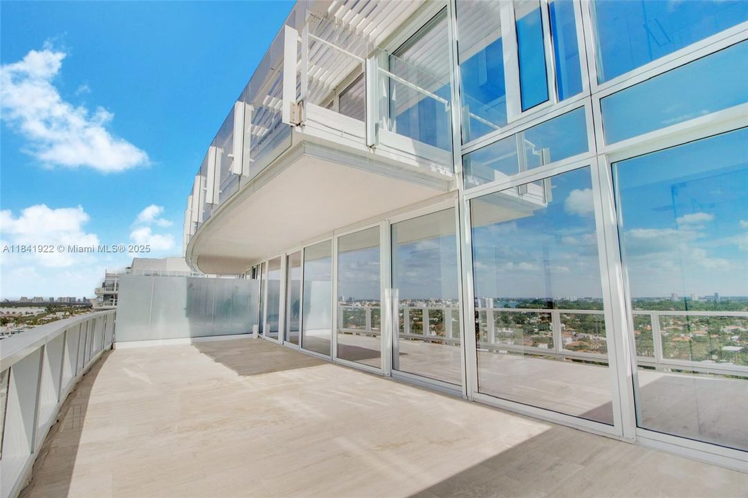 Vendido Recientemente: $38,200,000 (5 camas, 8 baños, 5675 Pies cuadrados)