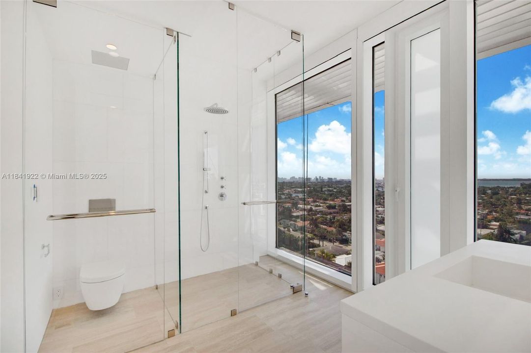 Vendido Recientemente: $38,200,000 (5 camas, 8 baños, 5675 Pies cuadrados)