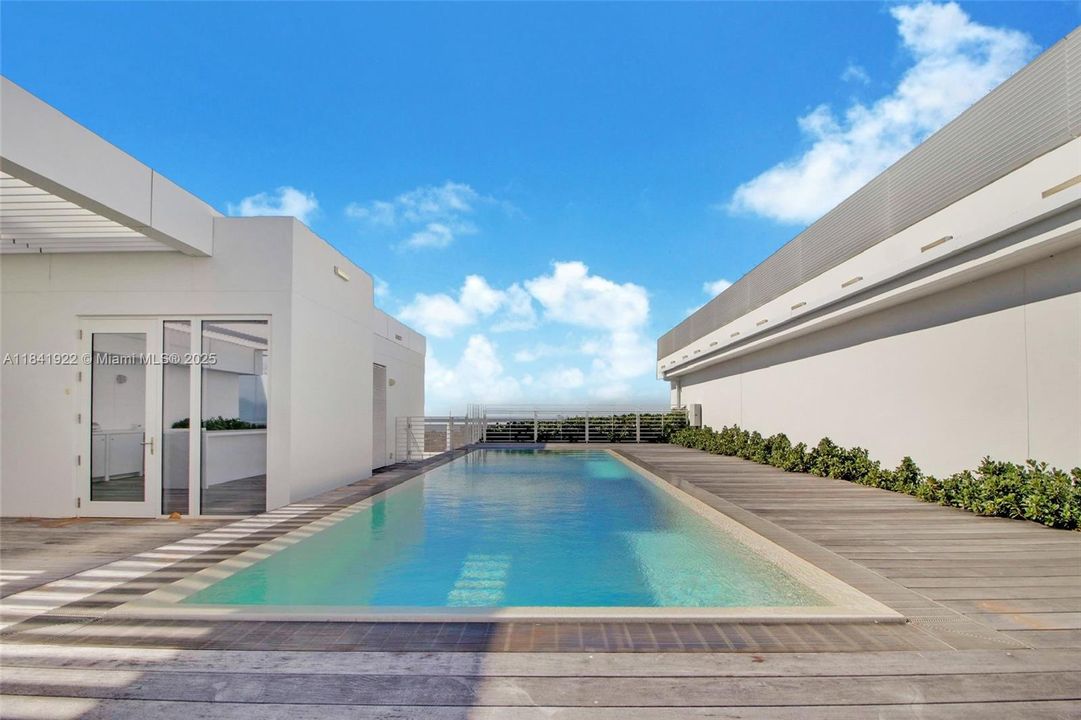 Vendido Recientemente: $38,200,000 (5 camas, 8 baños, 5675 Pies cuadrados)