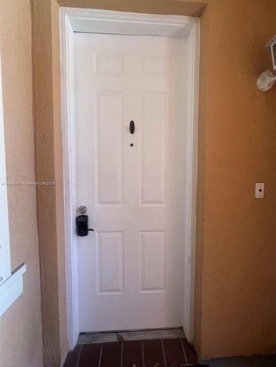 Activo con contrato: $355,000 (3 camas, 2 baños, 1216 Pies cuadrados)