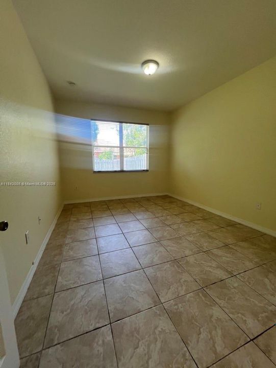 Activo con contrato: $355,000 (3 camas, 2 baños, 1216 Pies cuadrados)