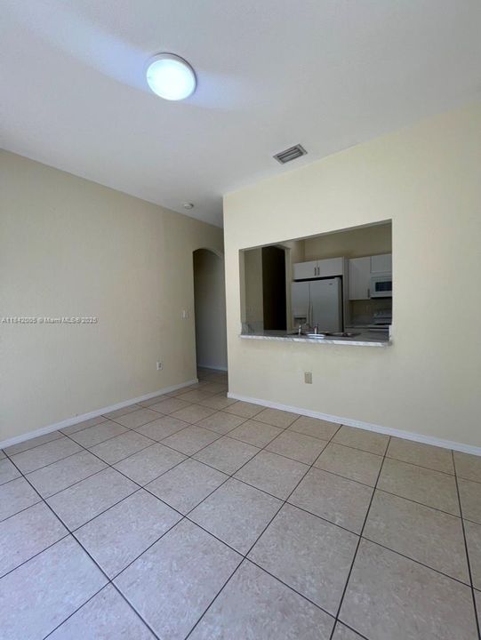 Activo con contrato: $355,000 (3 camas, 2 baños, 1216 Pies cuadrados)