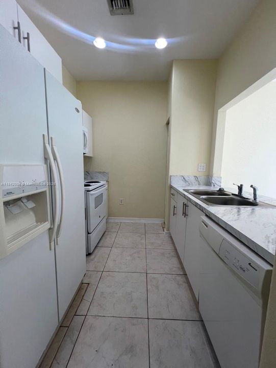 Activo con contrato: $355,000 (3 camas, 2 baños, 1216 Pies cuadrados)