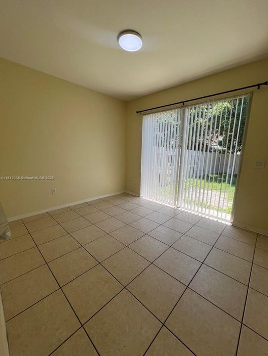 Activo con contrato: $355,000 (3 camas, 2 baños, 1216 Pies cuadrados)