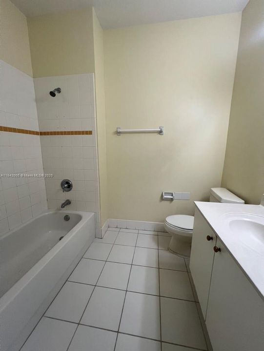 Activo con contrato: $355,000 (3 camas, 2 baños, 1216 Pies cuadrados)