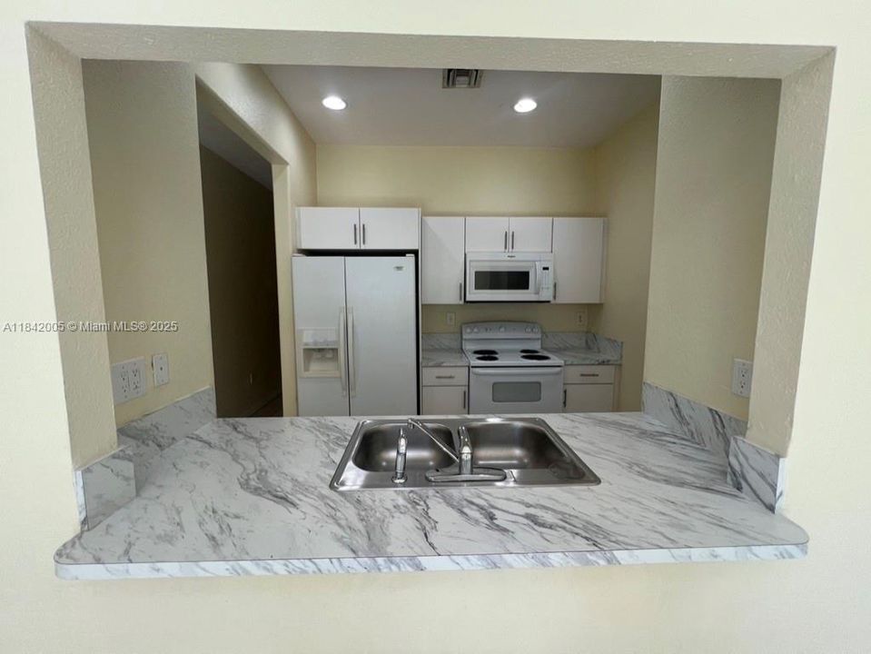 Activo con contrato: $355,000 (3 camas, 2 baños, 1216 Pies cuadrados)