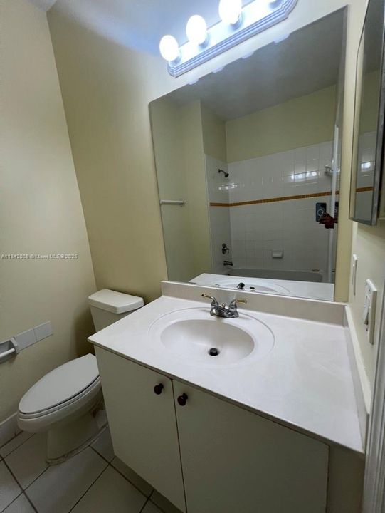 Activo con contrato: $355,000 (3 camas, 2 baños, 1216 Pies cuadrados)