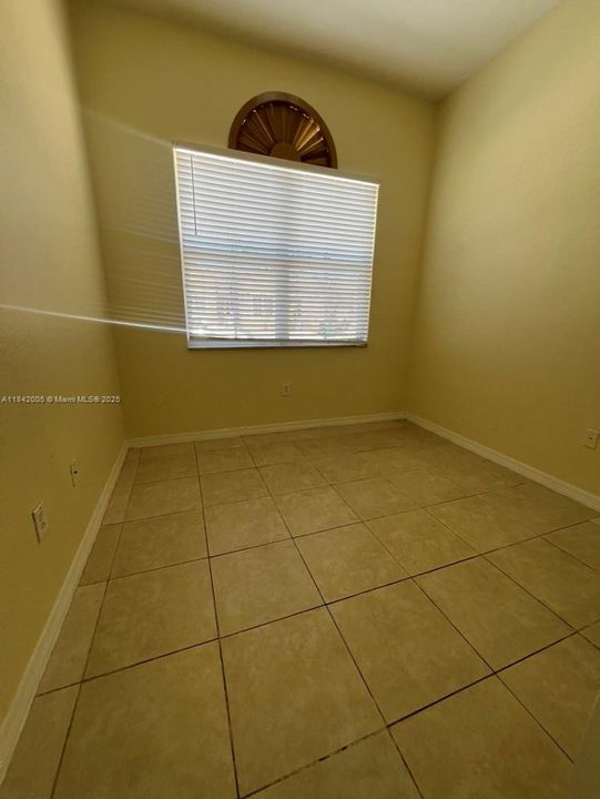 Activo con contrato: $355,000 (3 camas, 2 baños, 1216 Pies cuadrados)