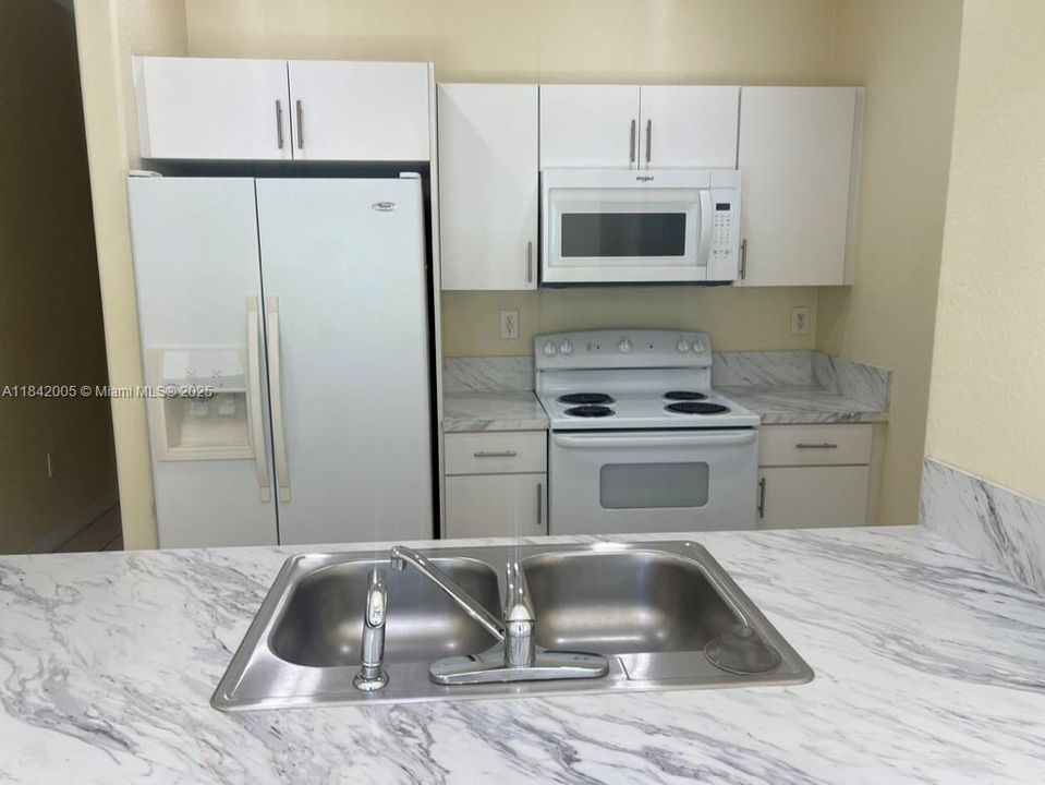 Activo con contrato: $355,000 (3 camas, 2 baños, 1216 Pies cuadrados)