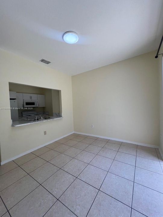 Activo con contrato: $355,000 (3 camas, 2 baños, 1216 Pies cuadrados)