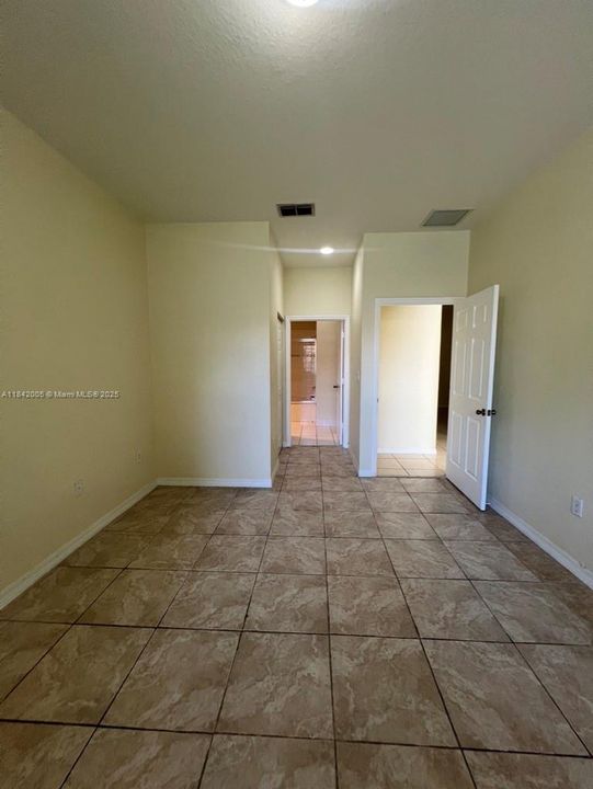 Activo con contrato: $355,000 (3 camas, 2 baños, 1216 Pies cuadrados)