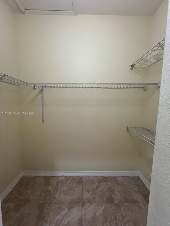 Activo con contrato: $355,000 (3 camas, 2 baños, 1216 Pies cuadrados)