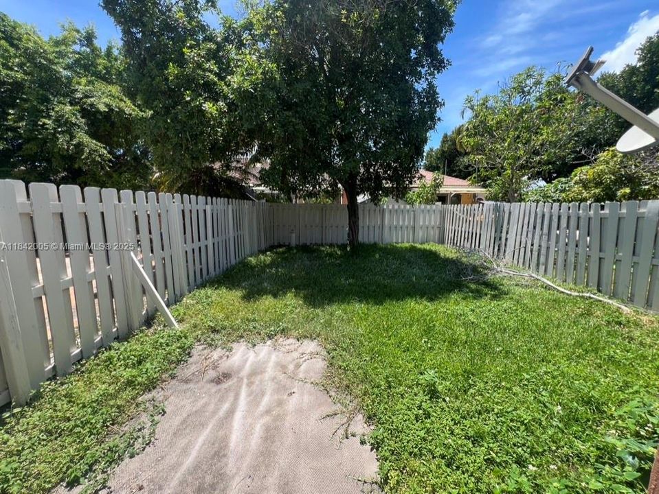 Activo con contrato: $355,000 (3 camas, 2 baños, 1216 Pies cuadrados)