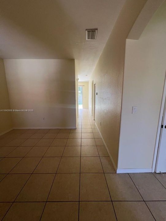 Activo con contrato: $355,000 (3 camas, 2 baños, 1216 Pies cuadrados)