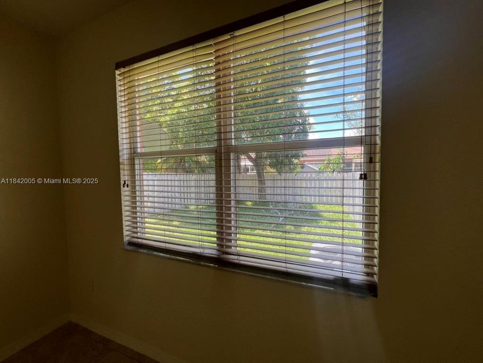 Activo con contrato: $355,000 (3 camas, 2 baños, 1216 Pies cuadrados)