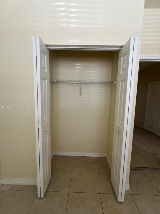 Activo con contrato: $355,000 (3 camas, 2 baños, 1216 Pies cuadrados)