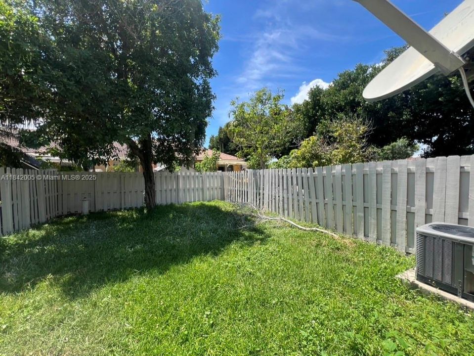 Activo con contrato: $355,000 (3 camas, 2 baños, 1216 Pies cuadrados)