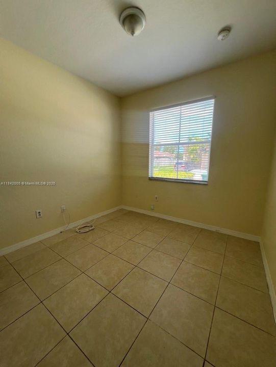 Activo con contrato: $355,000 (3 camas, 2 baños, 1216 Pies cuadrados)