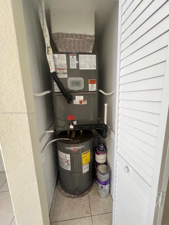 Activo con contrato: $355,000 (3 camas, 2 baños, 1216 Pies cuadrados)