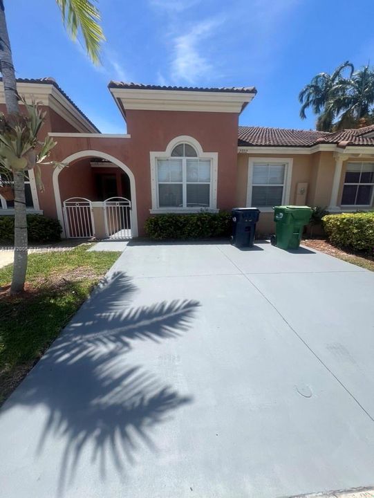 Activo con contrato: $355,000 (3 camas, 2 baños, 1216 Pies cuadrados)