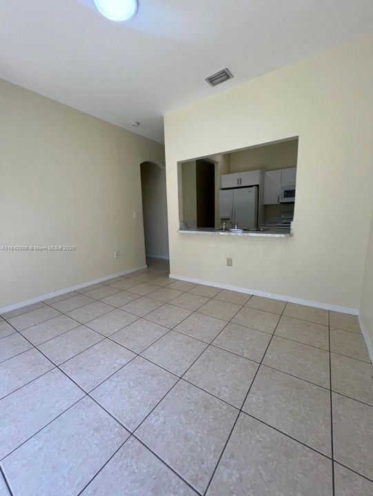 Activo con contrato: $355,000 (3 camas, 2 baños, 1216 Pies cuadrados)