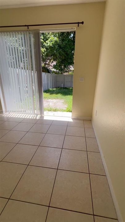 Activo con contrato: $355,000 (3 camas, 2 baños, 1216 Pies cuadrados)