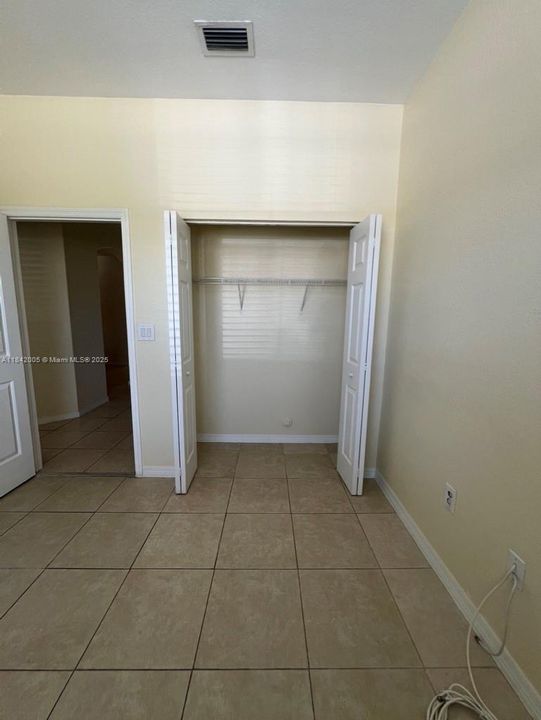 Activo con contrato: $355,000 (3 camas, 2 baños, 1216 Pies cuadrados)