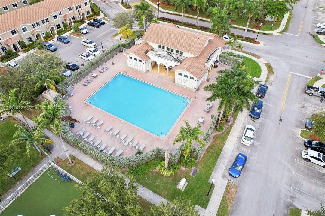 En Venta: $355,000 (4 camas, 3 baños, 1374 Pies cuadrados)