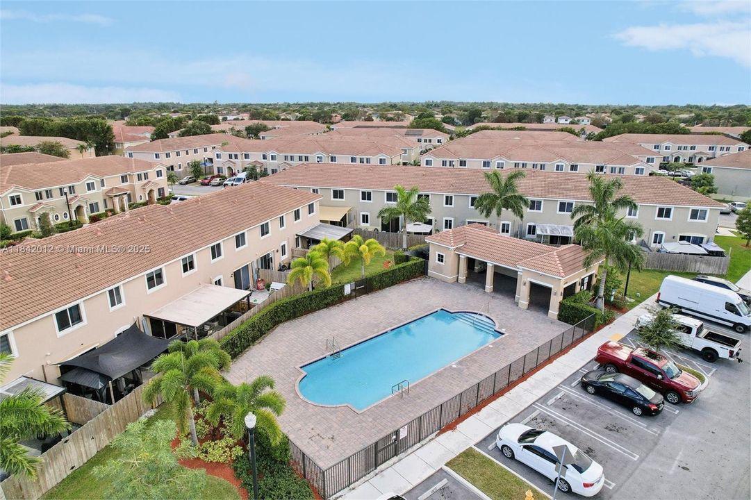 En Venta: $355,000 (4 camas, 3 baños, 1374 Pies cuadrados)